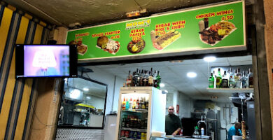 Mom&apos;s Kebab & Pizza