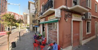 Dhakabar Cafeteria-Kebabs-Pollastre a l&apos;Ast