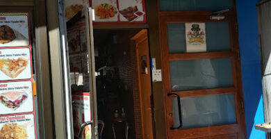 Hussain Pizzeria Kebab rario. 11.00 am y. 12.00 pm